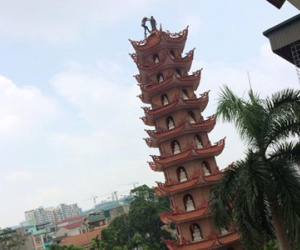 Hà Nội: Giải cứu nam thanh niên trên đỉnh tháp 11 tầng