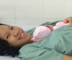 Hàng loạt bé sơ sinh được hưởng “cái ôm đầu tiên của mẹ”