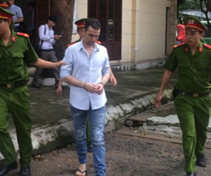 Một thanh niên nước ngoài dùng thẻ giả rút cả trăm triệu đồng