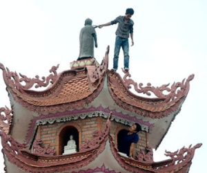 Nam thanh niên nhảy từ tầng 11 bảo tháp xuống đất