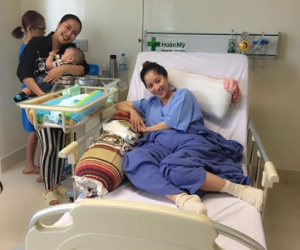 Ốc Thanh Vân bế con đến bệnh viện thăm mẹ con Khánh Thi