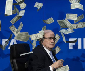 Sepp Blatter bị ném cả xấp tiền vào người giữa cuộc họp báo