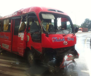 Xe khách lật nhào trên Quốc lộ 13, nhiều người nguy kịch