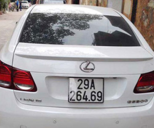 Hai xe xịn xài chung một biển số