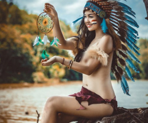 Hot girl làm thổ dân: "Tôi rất sốc khi nhiều ảnh lộ vòng 1 bị tung lên mạng"