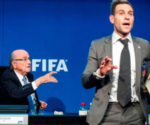 Nụ cười Simon Brodkin