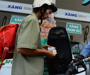 Sao chỉ người dân đóng quỹ bình ổn giá xăng?