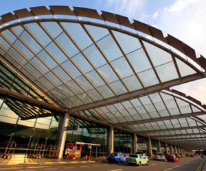 Hàng không chi hàng chục tỉ vì khách nữ không được nhập cảnh Singapore