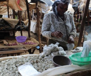 Thai phụ Kenya "nghiện" ăn đá để thỏa cơn nghén