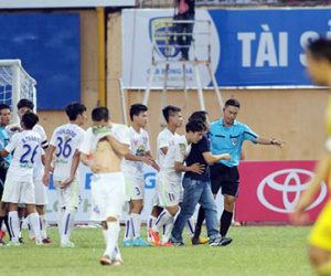 V-League 2015 và thời điểm đổ lỗi cho "vua"