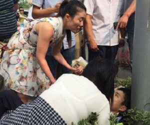 Bị chặn xe, nữ tài xế đánh gục cảnh sát giao thông