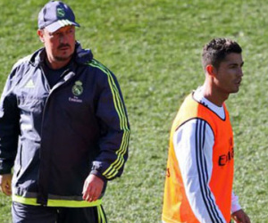 Bị Ronaldo chửi, Benitez vẫn phải tươi cười ca tụng