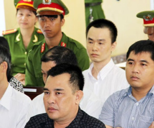 Cựu giám đốc chi nhánh ngân hàng khóc tại toà