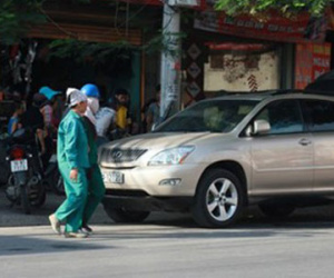 Đang đi cùng bồ, “đại gia” Hải Phòng hứng trọn can axit