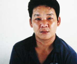 Ghen tuông, chồng đâm vợ trước cổng công ty