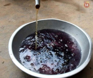 Hà Nội: Giật mình nước chuyển màu như chè đỗ đen khi pha trà