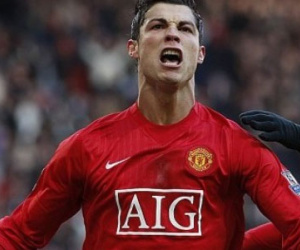 Man United quyết mua Ronaldo bằng mọi giá