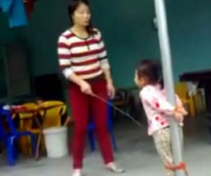 Phẫn nộ clip mẹ trói chặt con vào cột nhà rồi đánh mắng