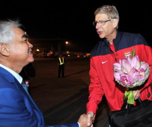 Quà tặng bất ngờ dành cho sao Man City khi tới Việt Nam
