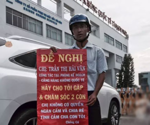 Vợ mang con đi, chồng đứng ở sân bay, cầm bảng đòi cho gặp con