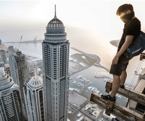 Liều mình chụp ảnh nóc nhà chọc trời ở Dubai