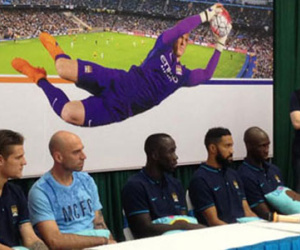 Sao Man City "cố thủ" trước đám đông