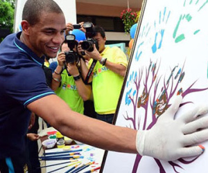 Sao Man City dùng tay in tranh tặng fan nhí