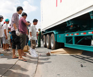 Vợ chồng trẻ chết thảm dưới bánh xe container