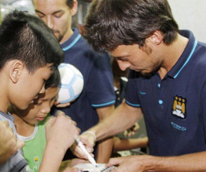 Báo Anh ấn tượng với chi phí kỷ lục của trận Việt Nam - Man City