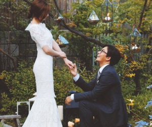 Công bố ảnh Bae Yong Joon quỳ xuống trước Park Soo Jin