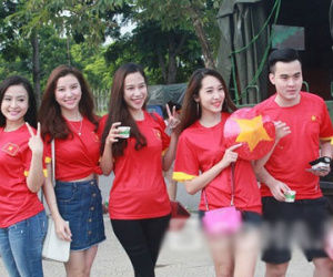 Emily, Hạnh Sino rực rỡ trước "đại chiến" Việt Nam vs Man City