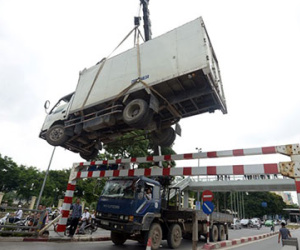 Hà Nội: Nhấc bổng xe tải "mắc kẹt" tại cầu vượt Láng Hạ