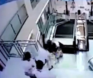 Mẹ hi sinh mạng sống cứu con trước khi bị thang cuốn "nuốt chửng"