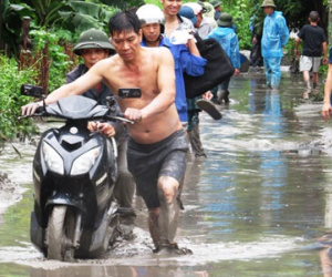 Vỡ đập chứa xỉ than, hàng nghìn khối bùn tràn vào nhà dân