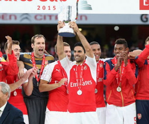 Walcott lập công giúp Arsenal vô địch Emirates Cup