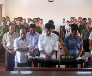 8 bảo vệ trung tâm cai nghiện đánh chết học viên cúi đầu trước tòa