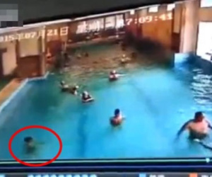 Clip: Bé 9 tuổi đuối nước giữa bể bơi không ai hay biết