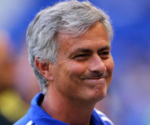 Mourinho: "Wenger cần một chiếc máy tính"