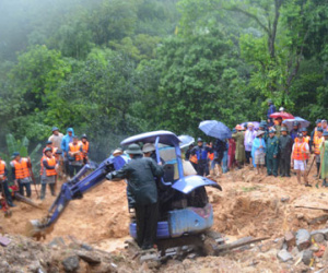 Sạt lở vùi 9 người ở Hạ Long, 8 người đã chết