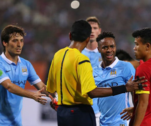 Silva ngăn Sterling lao vào phản ứng hậu vệ tuyển Việt Nam
