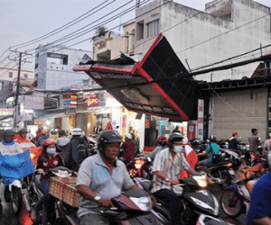 TPHCM: Cây đổ, bảng quảng cáo rơi trong cơn giông lốc