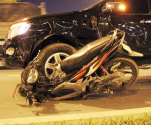 Va chạm với ô tô, 3 thanh niên "bay" trên đại lộ trong đêm