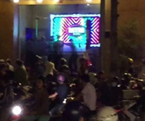 Bắt 2 thanh niên dùng mã tấu chém nhau trước quán bar