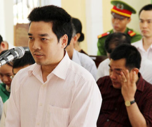 Cựu giám đốc ngân hàng bật khóc khi nghe đồng nghiệp xin tội