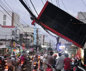 Giao thông Sài Gòn rối loạn sau trận dông bất ngờ