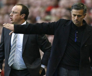 HLV Mourinho tố Benitez là "kẻ phá hoại"