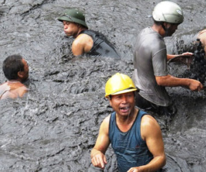 Ngụp dưới nước lũ đen ngòm vớt than bất chấp nguy hiểm