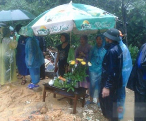 Nước mắt hòa lẫn nước mưa ở nơi sạt lở vùi lấp 9 người trong một gia đình