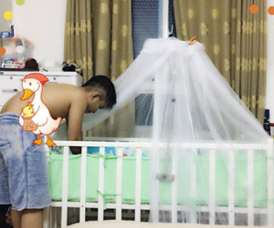 Phan Hiển trổ tài làm "vú em" khi Khánh Thi đi vắng