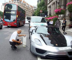 Tỉ phú Arab rửa xe, đường phố London rối loạn